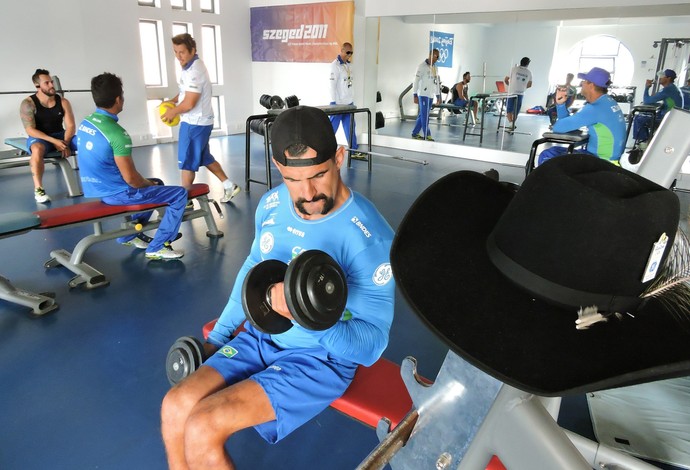 Chapéu de caubói sempre acompanha Fernando Rufino. Até mesmo na academia (Foto: Flickr / Confederação Brasileira de Canoagem)