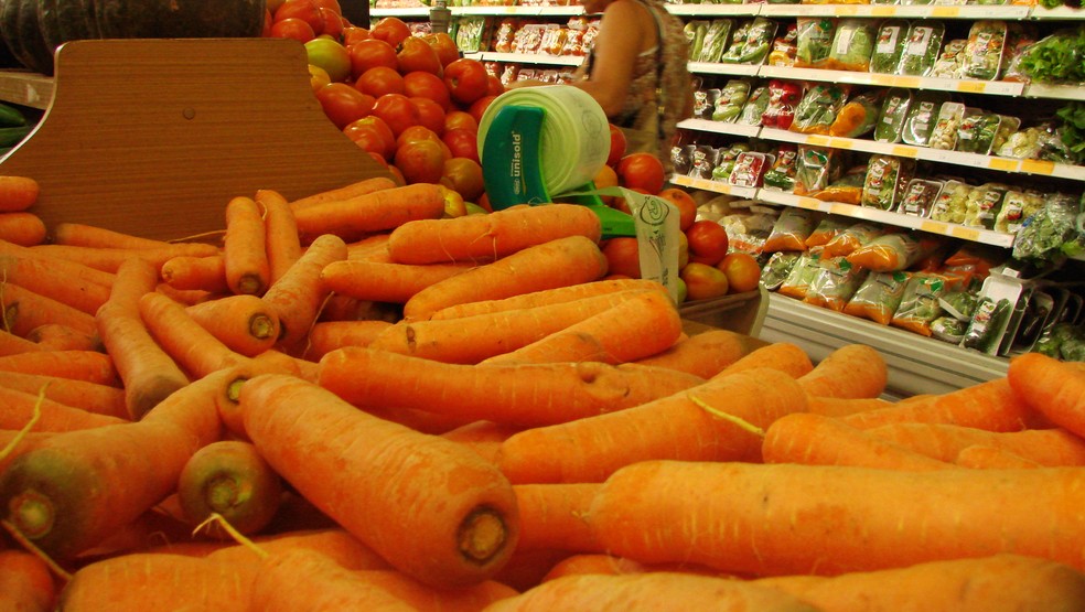Cenoura e tomate são uns dos itens que mais aumentaram o preço — Foto: Débora Carvalho/G1