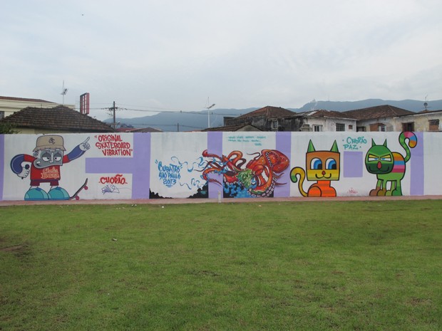 Grafiteiros escreveram o nome de Chorão no muro do Parque Anilinas (Foto: Anna Gabriela Ribeiro/G1)