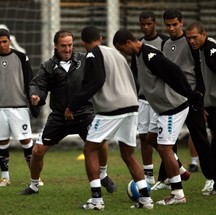 Cuca durante treino do Botafogo em 2007 — Foto: Jorge William