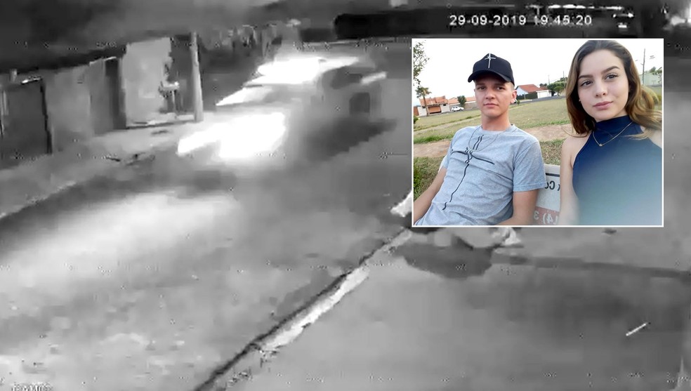 Polícia analisou imagens que mostram viatura atrás de moto antes de casal morrer em acidente em Bocaina — Foto: Câmeras de segurança/Reprodução