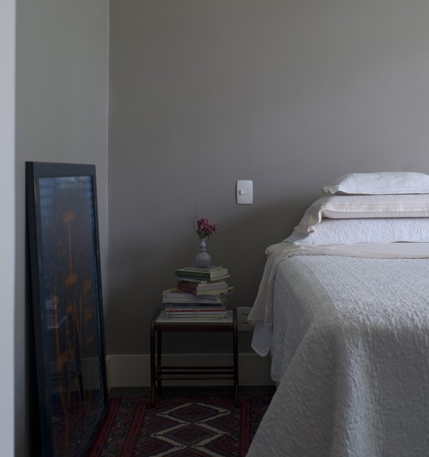 O quarto é o único ambiente de cores neutras. Cama, da Sealy, com roupa de cama Casa Almeida. Tapete Persa, da Vitrine (Foto: Celia Weiss/Divulgação)