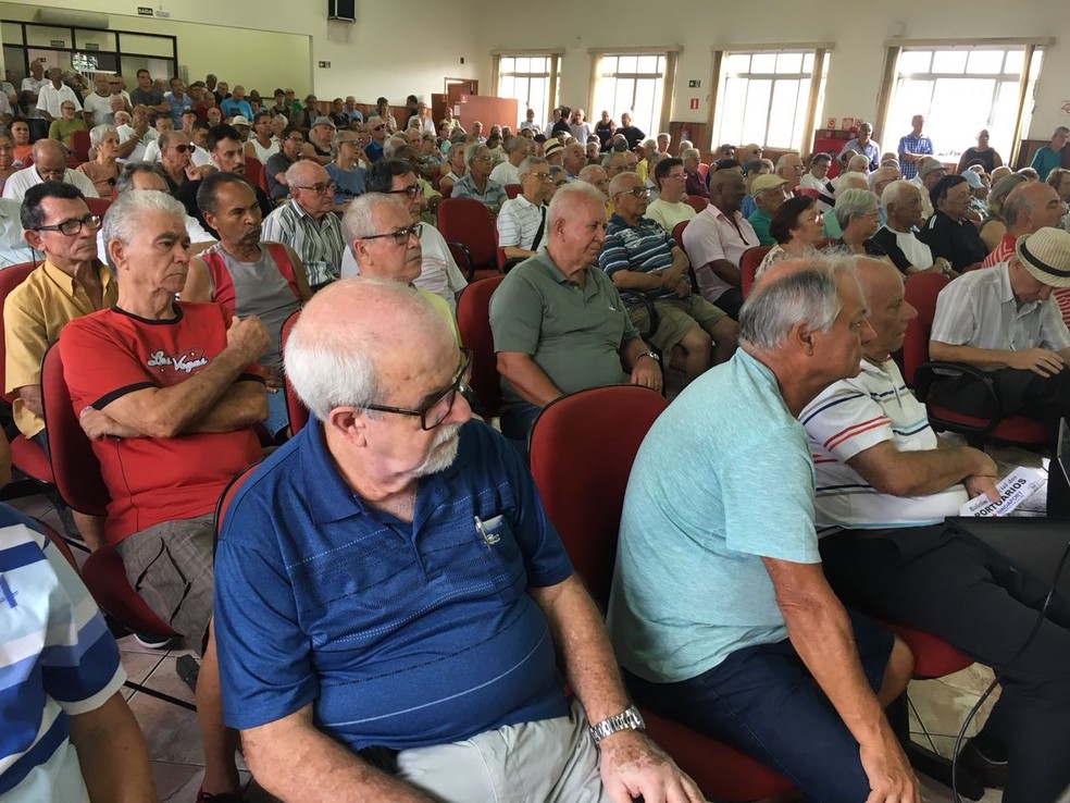 Aposentados, ativos e pensionistas participam de reunião com representantes do Portus (Foto: Tatyana Jorge/G1)