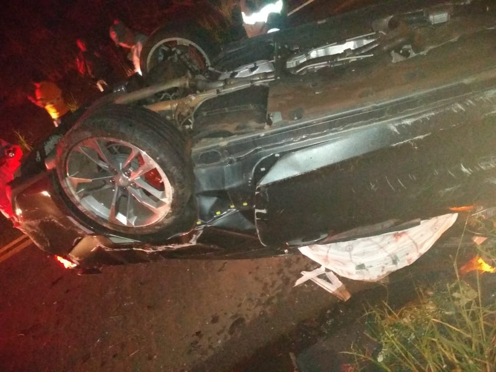 Motorista fica ferido após carro cair de viaduto de Guaiçara — Foto: Divulgação/J. Serafim