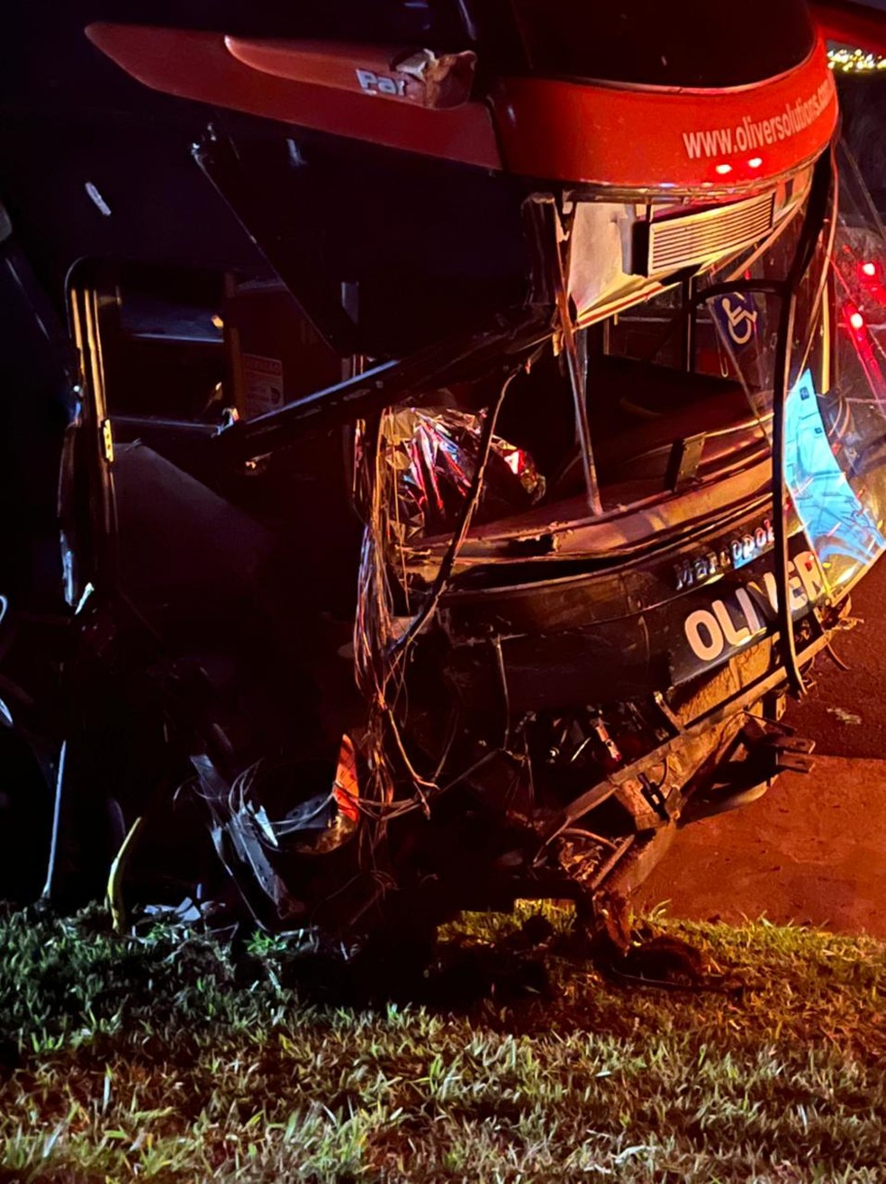 Batida entre ônibus e caminhão deixa morto e feridos na Rodovia Raposo Tavares  — Foto: The Brothers/Reprodução