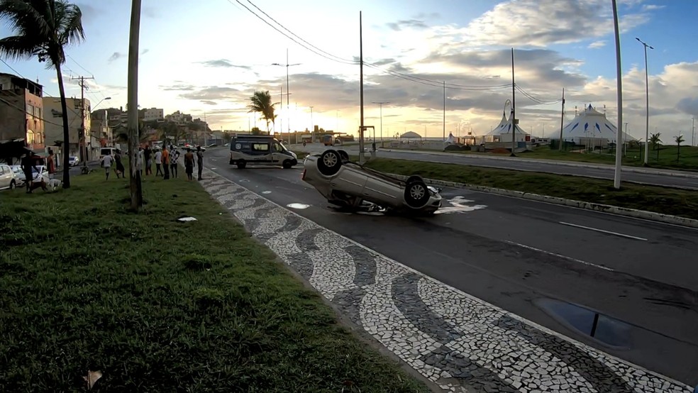 Mulher morre em capotamento de carro na orla de Salvador; vítima foi arremessada de veículo — Foto: Serviço de Atendimento Móvel de Urgência (Samu)