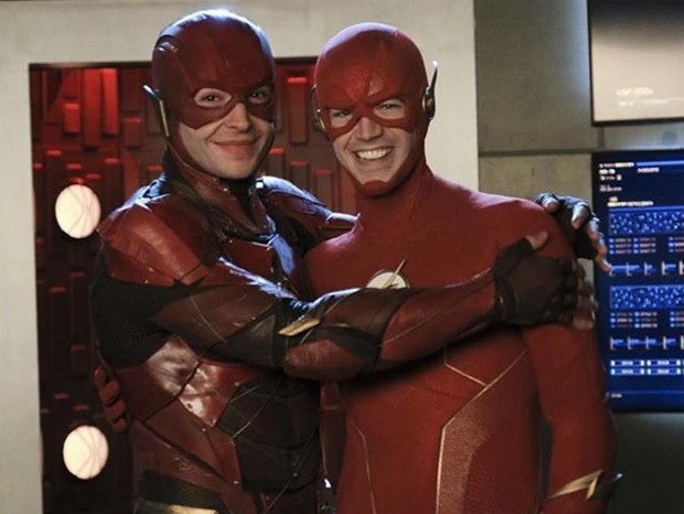 Ezra Miller e Grant Gustin, o Flash do cinema e o Flash da TV, se encontram (Foto: DC Entertainment)