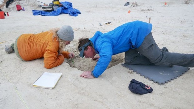 BBC- Pesquisadores analisam sedimentos na região das pegadas em White Sands, no Novo México (Foto: Bournemouth University via BBC News)