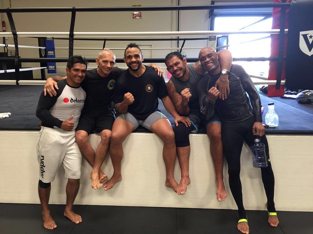 Anderson Silva, ao lado de Minotauro e outros treinadores, aparece em forma (Foto: Reprodução/Instagram)