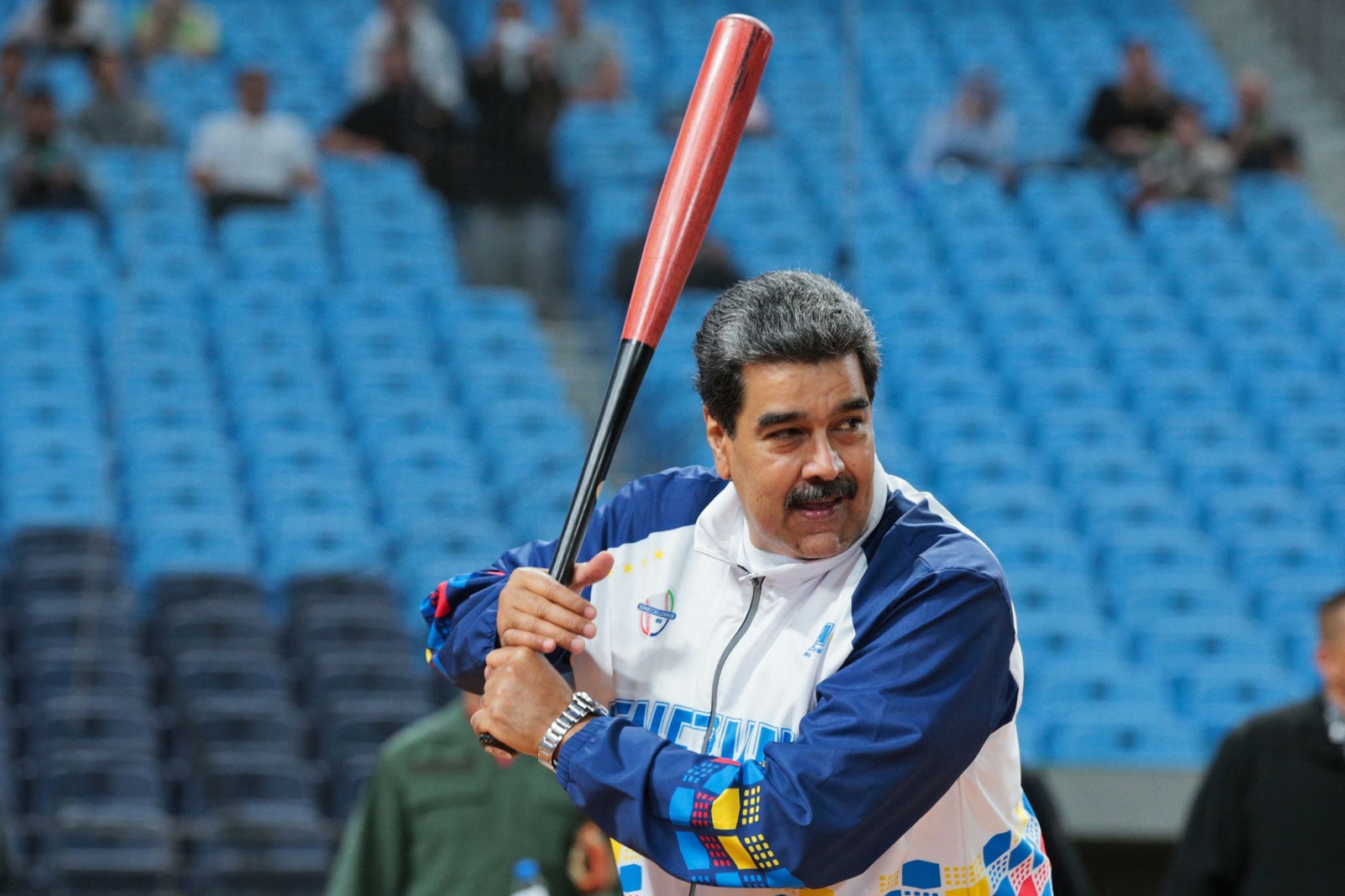 Nicolas Maduro aparece em cerimônia no Estádio Monumental Simon Bolívar, em Caracas, onde acontecerá o campeonato caribenho de beisebol — Foto: AFP