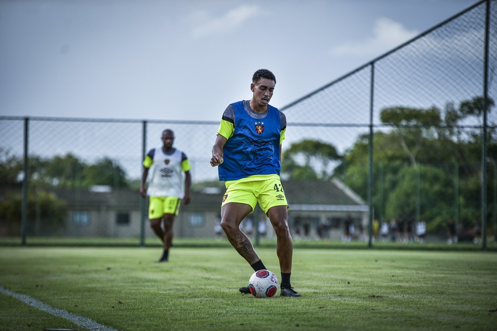 Marcelo Ajul, destaque da Copinha, em treino no profissional do Sport — Foto: Rafael Bandeira / SCR