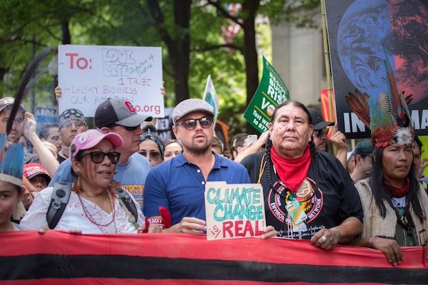 Leonardo DiCaprio ao lado de tribos indígenas em manifestação contra as políticas ambientais de Donald Trump (Foto: Twitter)