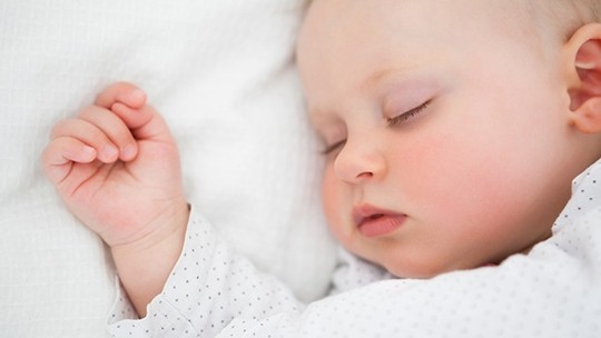 Recém-nascidos que dormem bem têm menos chances de desenvolver obesidade infantil, diz estudo 