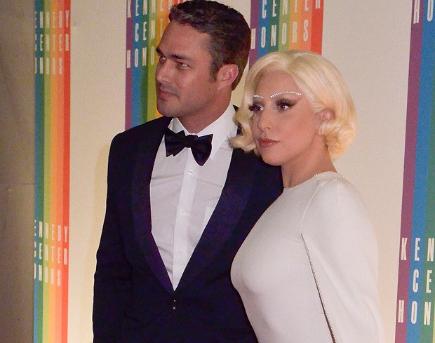 Lady Gaga Posa Agarradinha Ao Namorado Durante Evento Quem Quem News