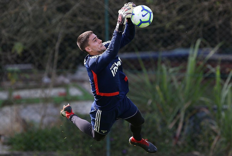 Denis Júnior é o terceiro goleiro do elenco profissional do São Paulo — Foto: Rubens Chiri/saopaulofc.net