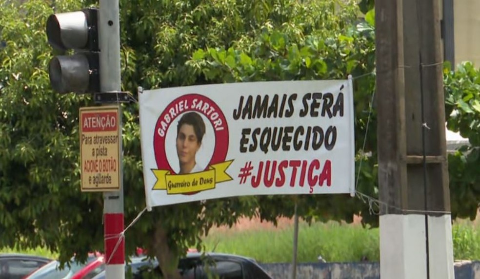 Família de Gabriel pede por Justiça, em Londrina — Foto: RPC/Reprodução
