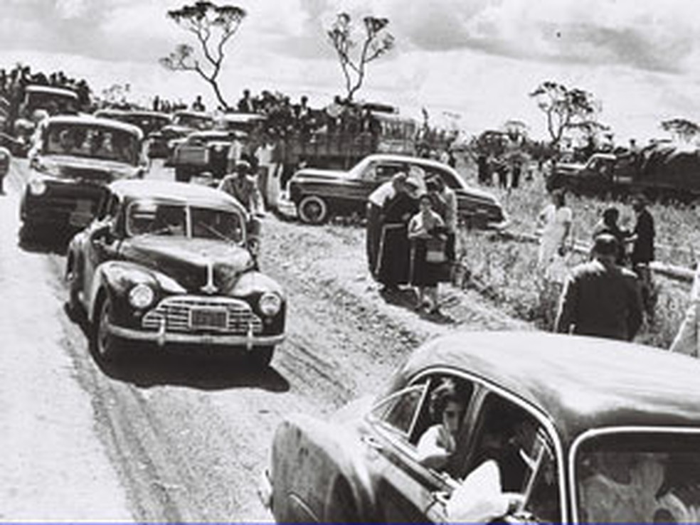 Pioneiros - Candangos chegando para a celebração da primeira missa em Brasília, em 1957 — Foto: Arquivo Público do Distrito Federal