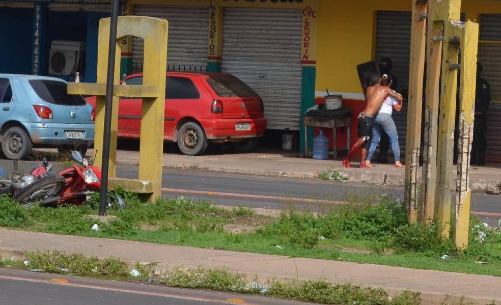 Jovem morreu após perder muito sangue durante negociação com a polícia (Foto: Jorge Abreu/G1)