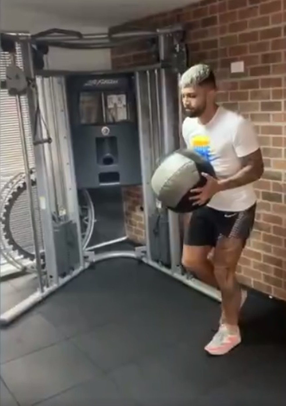 Gabigol durante treino nesta segunda-feira — Foto: Reprodução