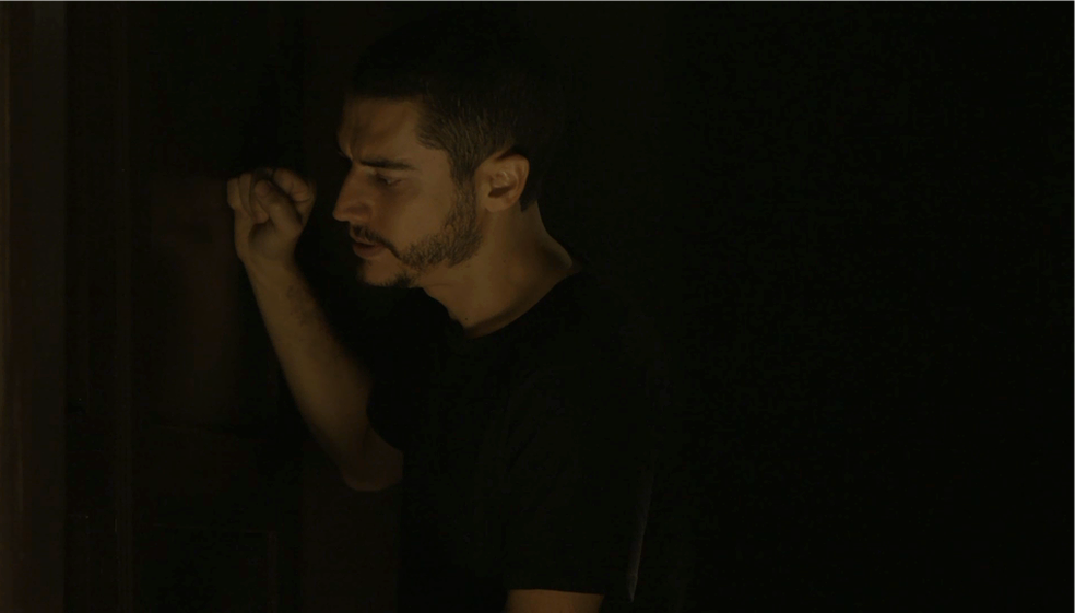 Camilo (Lee Taylor) quer dormir com Vivi (Paolla Oliveira) e esmurra a porta do quarto, que se mantém trancada. — Foto: TV Globo