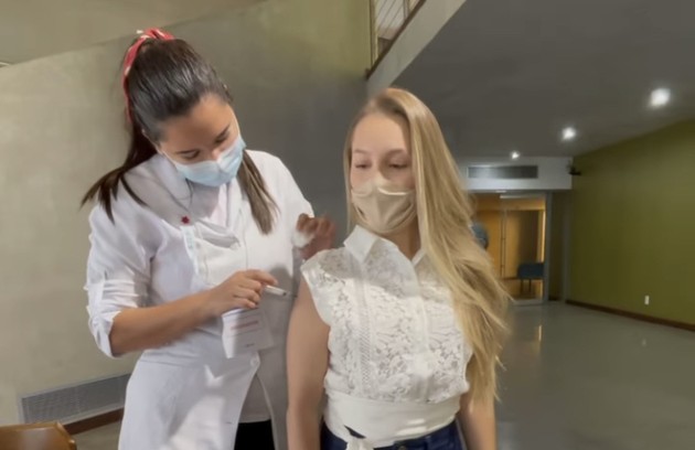  Carla Diaz, que teve um câncer na tireoide no ano passado, foi vacinada e fez um alerta sobre a doença, que afeta 18 milhões de brasileiros  (Foto: Reprodução)