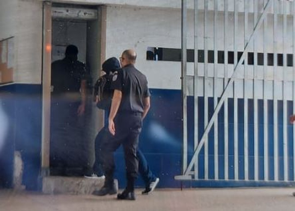 Edmar Santos entra na Unidade Prisional da PM, em Niterói, após ser preso em julho de 2020 — Foto: Henrique Pinho/Reprodução/TV Globo