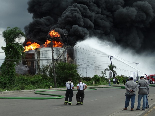 Cinco tanques acabaram pegando fogo; bombeiros trabalham desde o dia 2 (Foto: Diego Lameiro / Arquivo Pessoal)