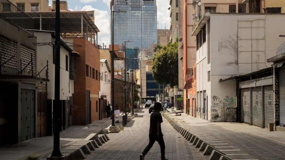 O bairro onde ela mora tem sofrido com constantes cortes de luz e de água — Foto: EPA via BBC