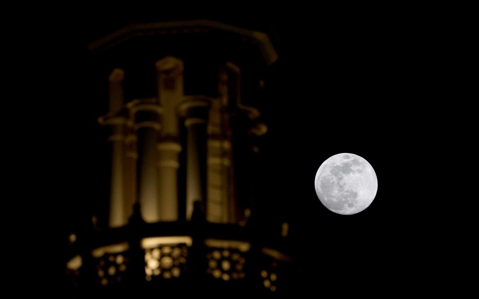 A Lua sobre uma mesquita no emirado do Golfo de Dubai � Foto: Giuseppe Cacace / AFP Photo