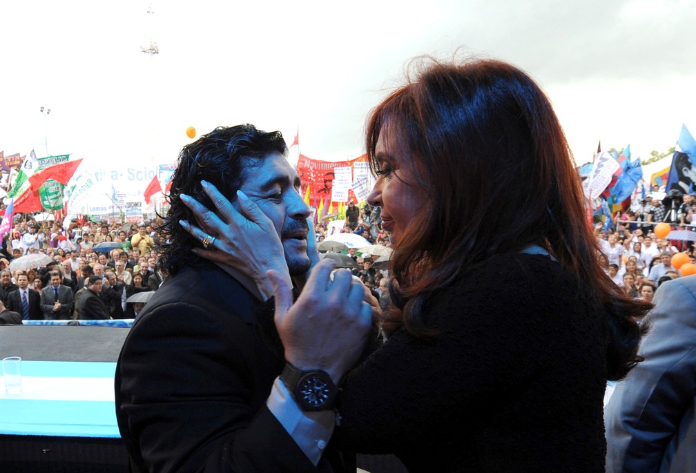 Maradona é fotografado com a então presidente argentina, Cristina Kirchner, durante a campanha para sua reeleição em 2 de dezembro de 2010 — Foto: Presidência Argentina/Reuters/Arquivo