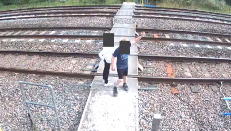 Imagens mostram crianças brincando em linha férrea segundos antes de trem passar por elas em alta velocidade (Foto: Reprodução/Metro)