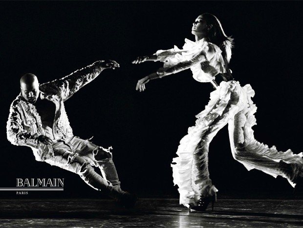 Kanye West e Joan Smalls na nova campanha da Balmain (Foto: Divulgação)
