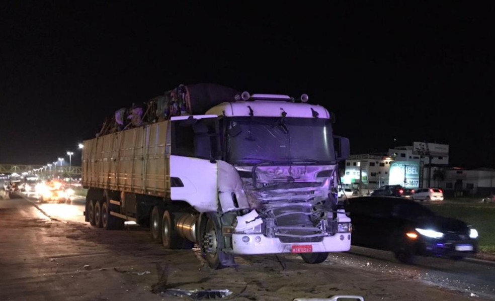 Caminhão que carregava sucata tem frente destruída após bater em outra carreta, que saiu da pista  — Foto: Imagens: Reprodução/TV Anhanguera