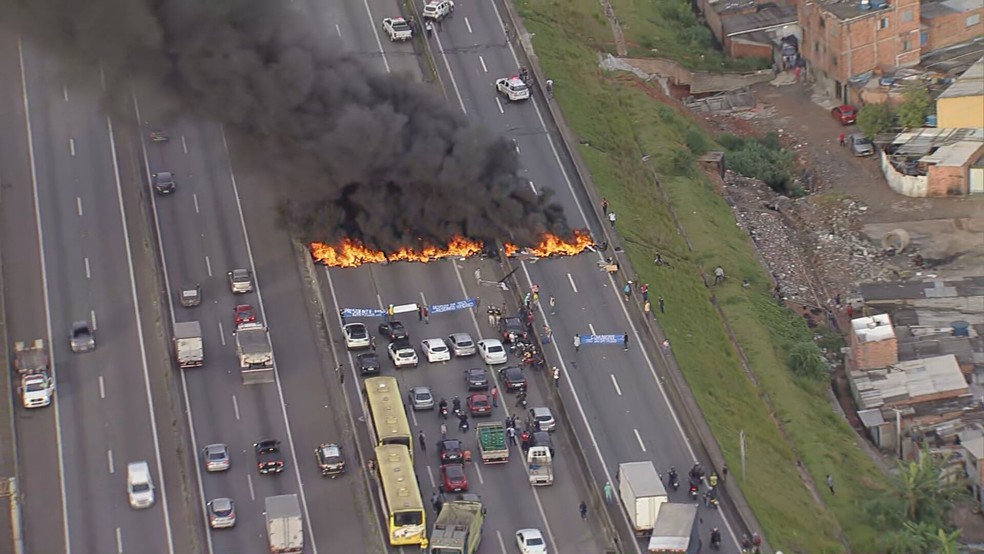 Manifestação bloqueia rodovia Presidente Dutra em Guarulhos — Foto: TV Globo