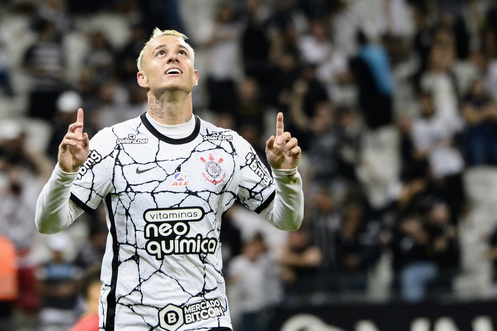 [OPINIÃO] Róger Guedes não queria ser centroavante. Não vai ter jeito
