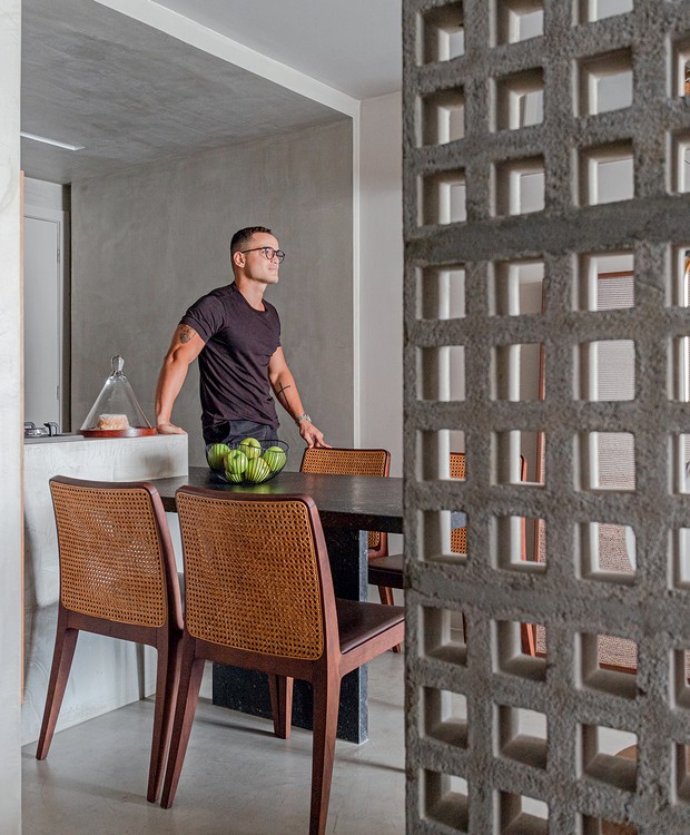 Um apartamento aberto, integrado e com base minimalista era o desejo de João desde o início do projeto (Foto: Gabriela Daltro / Divulgação)