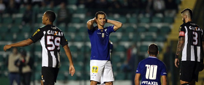 Sem marcar no Brasileirão, Damião é testado na ponta, mas está resistente