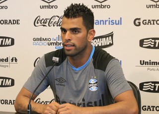 Maicon aceita troca de função para suprir perdas no meio: Preparado