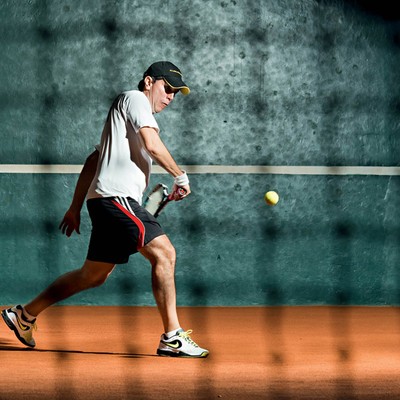 Chamorro, da GM, retomou a prática do tênis aos 30 anos,  depois de abandoná-la  na adolescência: o jogo exige estratégia  e concentração (Foto: Gabriel Rinaldi)
