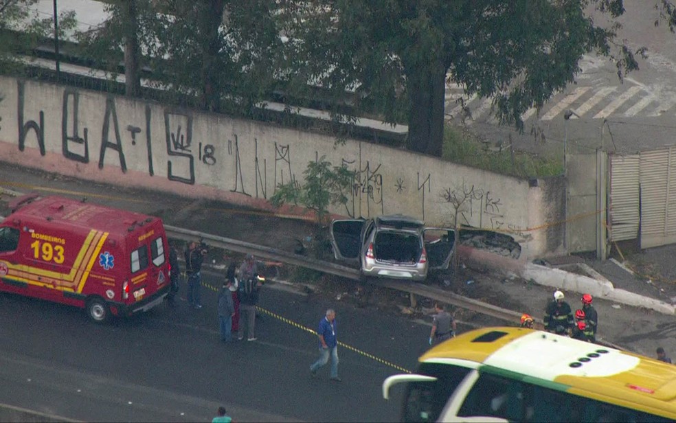 Vítimas foram resgatadas após batida na Zona Leste de São Paulo (Foto: Reprodução/TV Globo)