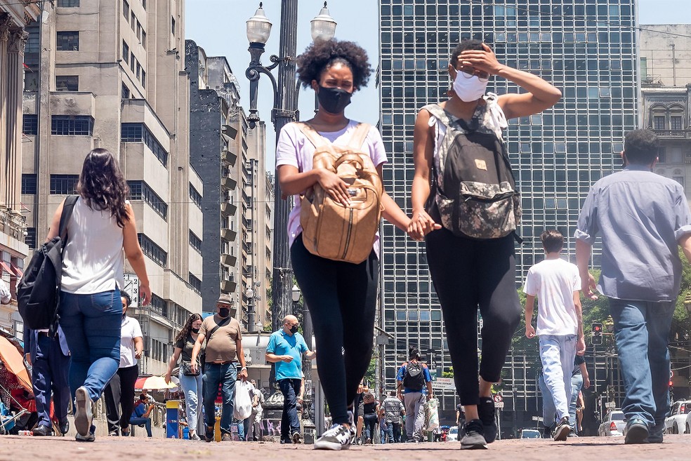 Pedestres usam máscara no Viaduto do Chá, no Centro de São Paulo (SP). — Foto: ROMEO CAMPOS/FUTURA PRESS/ESTADÃO CONTEÚDO