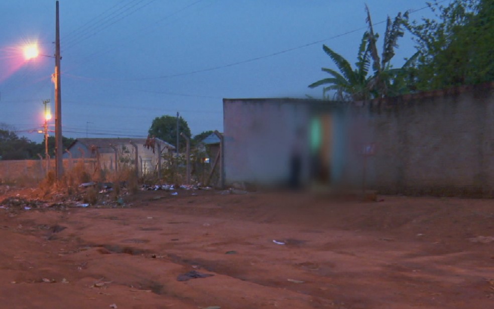 Casa em que bebê de 8 meses foi encontrado morto — Foto: Reprodução/TV Anhanguera