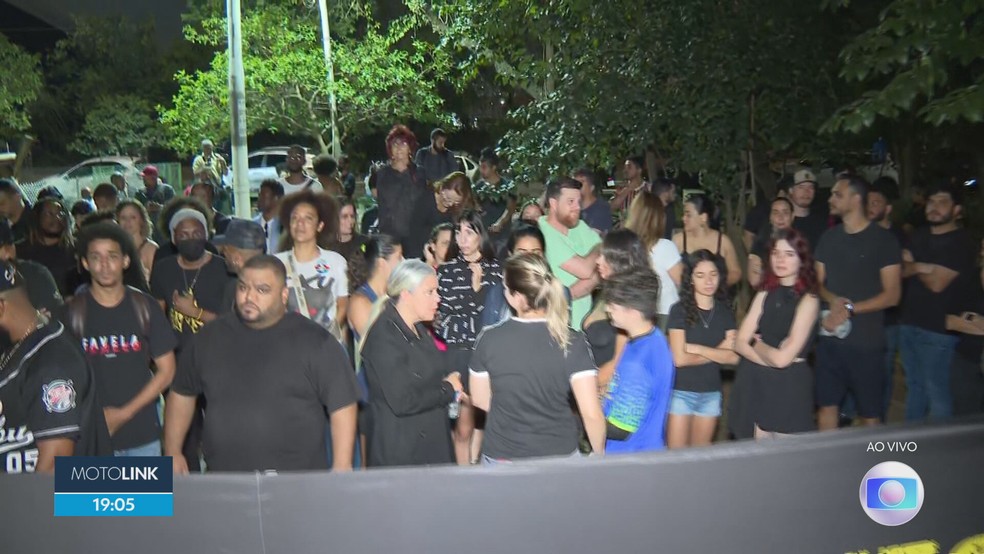 Manifestantes protestam contra racismo em frente ao prédio em que morava o humorista Eddy Jr., vítima de insultos racistas por parte de uma vizinha — Foto: Reprodução/TV Globo