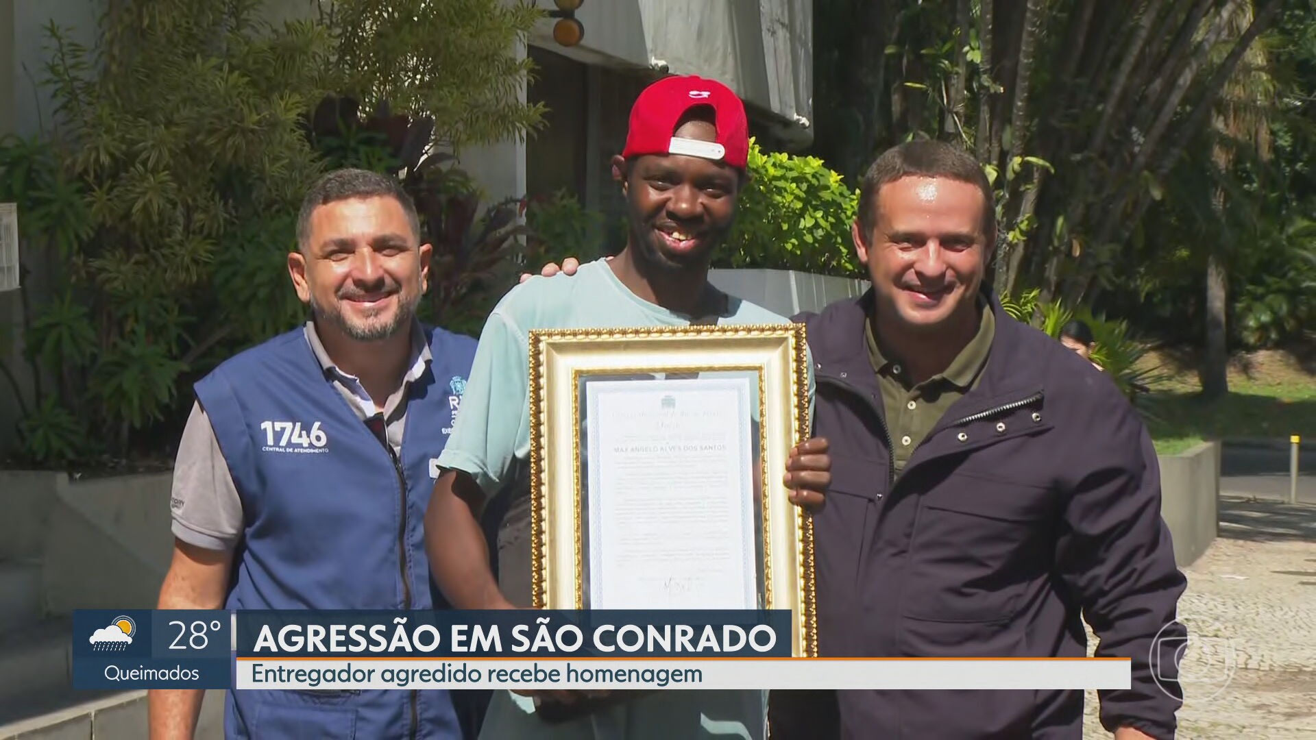 Entregador que apanhou com guia de coleira na Zona Sul é homenageado na Câmara de Vereadores do Rio