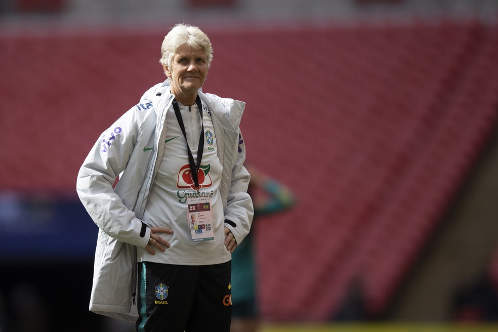 Pia Sundhage, no treino da seleção brasileira feminina em Wembley, na véspera da Finalíssima com a Inglaterra — Foto: Thais Magalhães/CBF