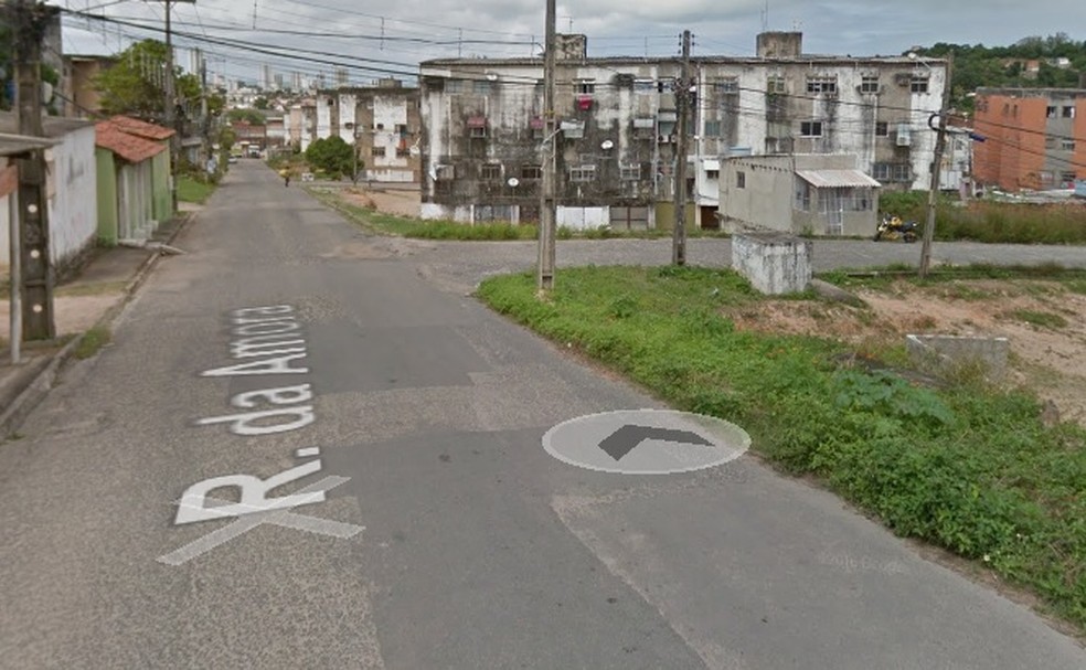 Obra de esgoto provoca interdição de trânsito e altera roteiros de nove