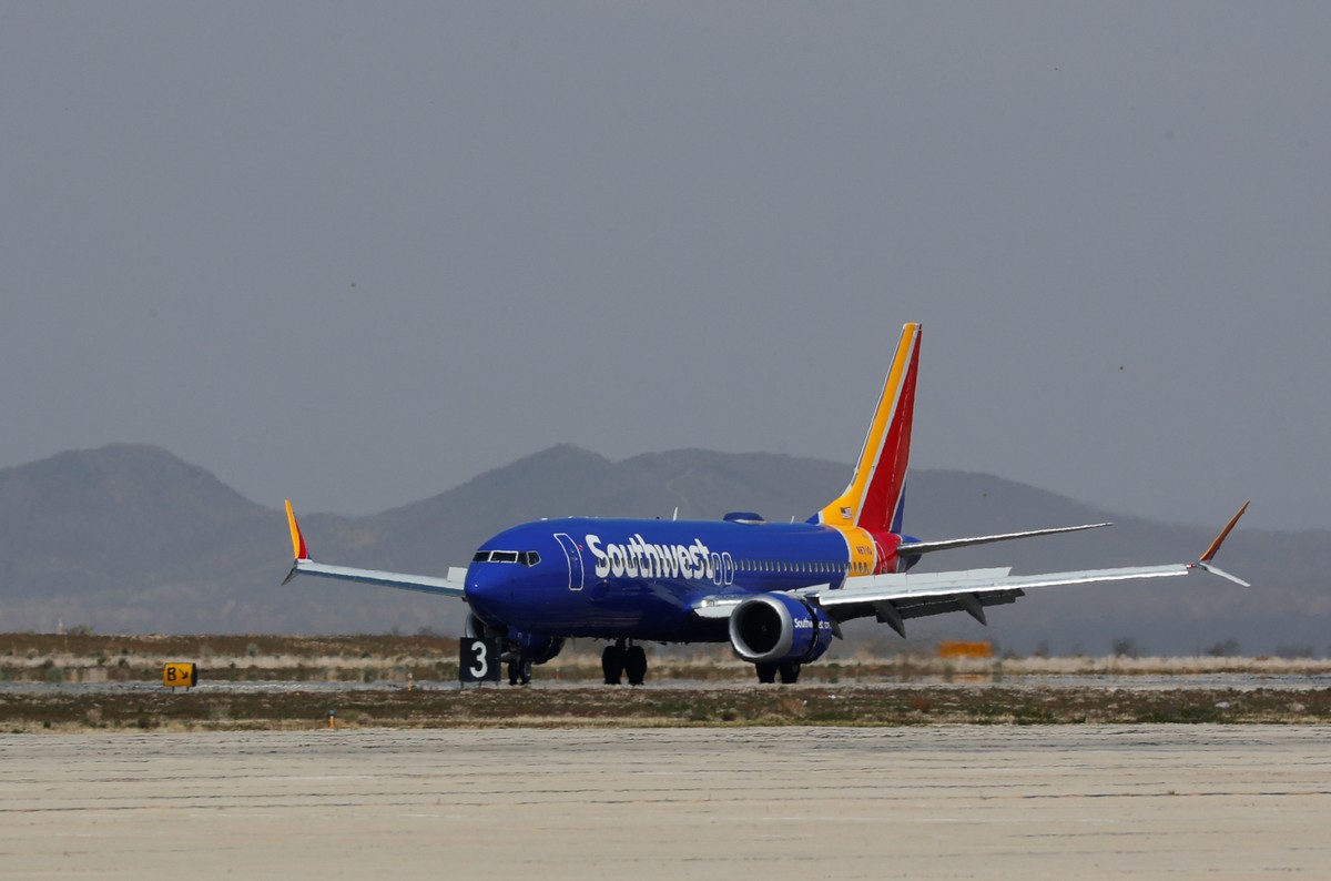Resultado de imagem para Boeing 737 MAX sem passageiros faz pouso de emergÃªncia nos EUA