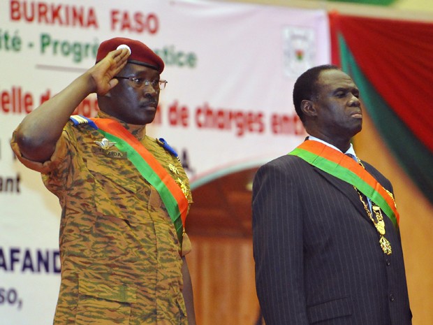 O presidente interino de Burkina Faso, Michel Kafando (direita) e o primeiro ministro, Isaac Zida, em foto de 21 de novembro de 2014 (Foto: AFP Photo/Sia Kambou)