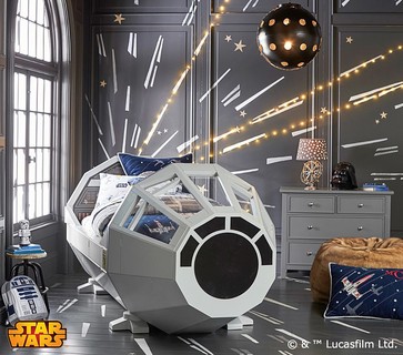Que tal colocar seu filho para dormir na Millennium Falcon? Calma, Han Solo está bem longe do comando dessa - Cama Star Wars, US$ 3.999 em <a href= "http://www.potterybarnkids.com/products/star-wars-bed/"> potterybarnkids.com</a hef>