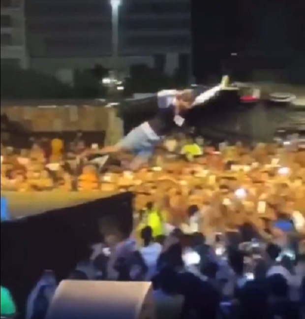 Diogo Defante cai ao se jogar em plateia (Foto: Reprodução/Instagram)